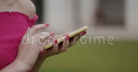 女性手在屏幕智能手机上输入移动信息双手紧握智能手机浏览网站视频的预览图