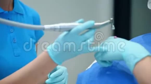 牙医刷牙视频的预览图