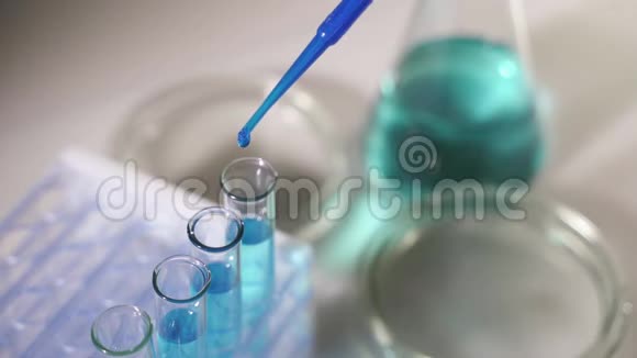 含有化学液体的玻璃器皿用于在实验室中研究或分析样品到试管中视频的预览图
