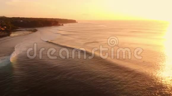 完美的海浪和温暖的日落或日出的海景视频的预览图
