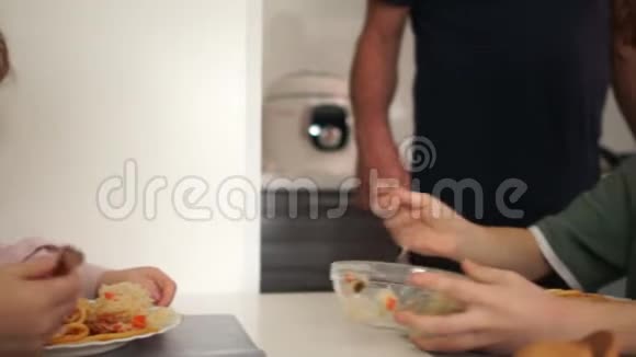 古怪的少年在家吃午饭男生吃意大利面条健康饮食青少年饮食视频的预览图