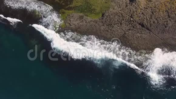 波浪从无人机的视野中撞击岩石视频的预览图