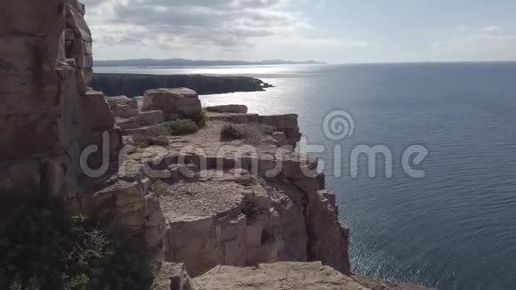 俯瞰意大利圣彼得岛蓝色大海的悬崖视频的预览图