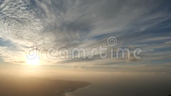 一位妇女为加那利群岛上的一座山顶上令人难以置信的日落拍照的剪影视频的预览图