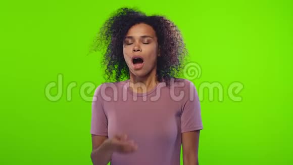 沉睡的黑人妇女试图打哈欠超过色度键视频的预览图