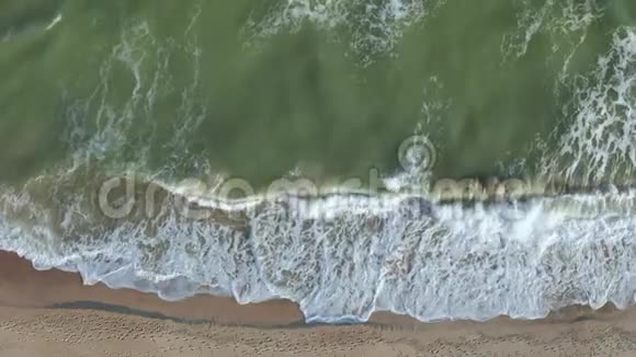 美丽的热带海滩空中鸟瞰海浪撞击视频的预览图
