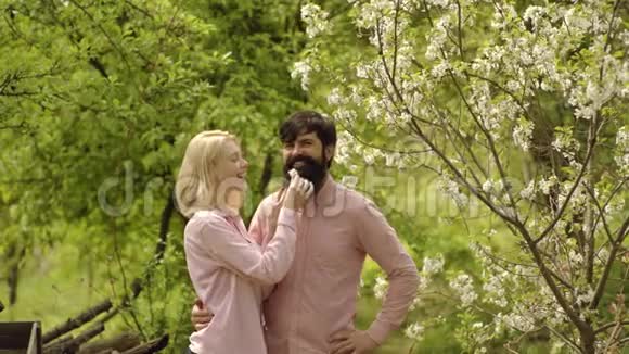 一对幸福的夫妇在绿园背景下的画像情侣暑期活动美国农场生活生态生活视频的预览图