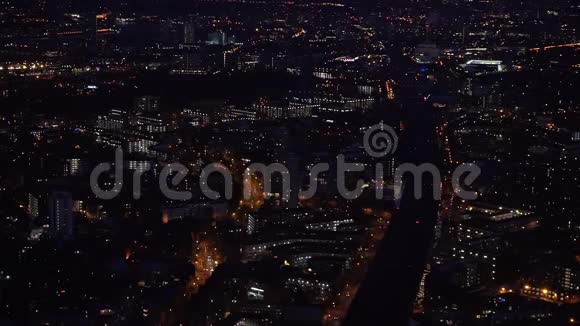 空中夜景照亮伦敦大城市的街道和建筑物视频的预览图