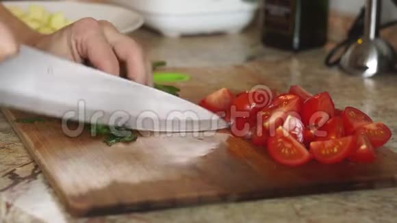 厨刀切鲜欧芹在木板上健康食品烹饪视频的预览图