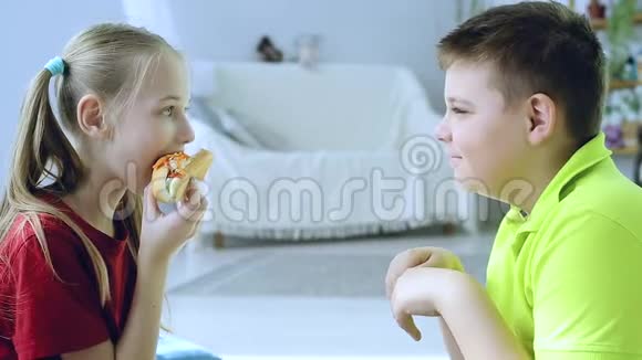 小男孩看着女孩吃热狗视频的预览图