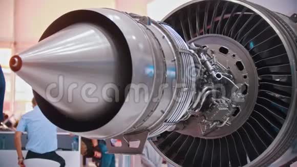 飞机制造厂办公室里的一个大型飞机涡轮视频的预览图
