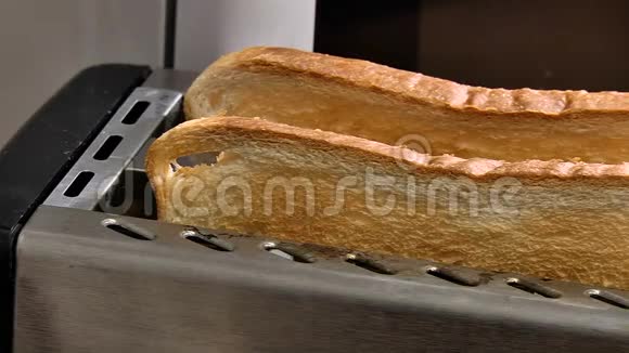 在烤面包机里烤面包视频的预览图