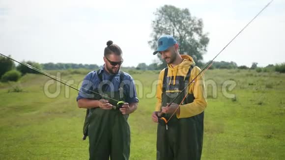 两个渔夫拿着鱼竿和一个浮子互相交流视频的预览图