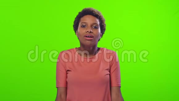 非洲女人为心爱的男友吹空气吻的关键背景视频的预览图