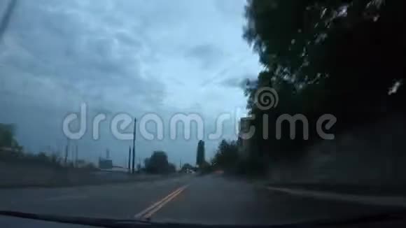 汽车挡风玻璃上的时间经过晚上开车穿过城市视频的预览图