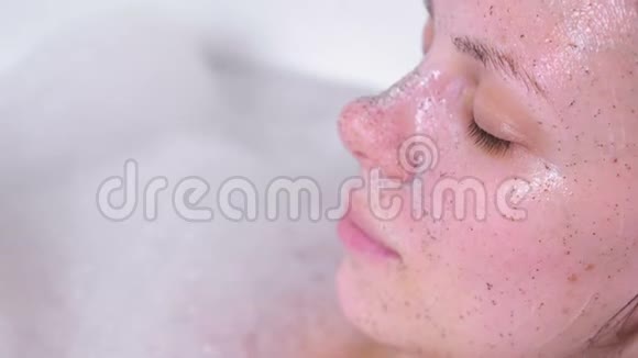 擦在女人脸上面的特写女人闭着眼睛洗澡视频的预览图
