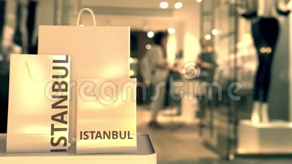 购物袋与伊斯坦布尔文字对模糊商店土耳其购物相关剪辑视频的预览图