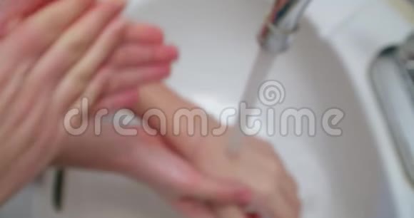 高卫生标准彻底洗手以避免covid19病毒视频的预览图