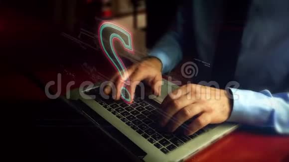 带有问号符号全息图的人在键盘上打字视频的预览图
