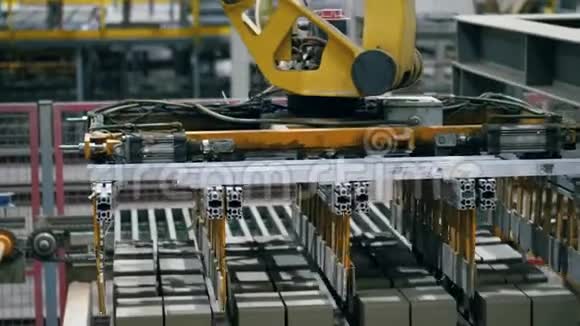 工厂工业机器与砖块一起工作移动它们视频的预览图