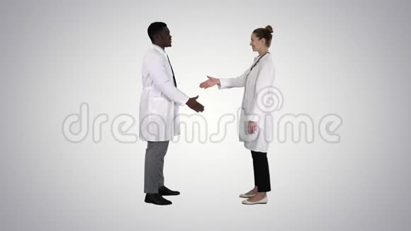 医生在渐变背景下握手和拍照视频的预览图