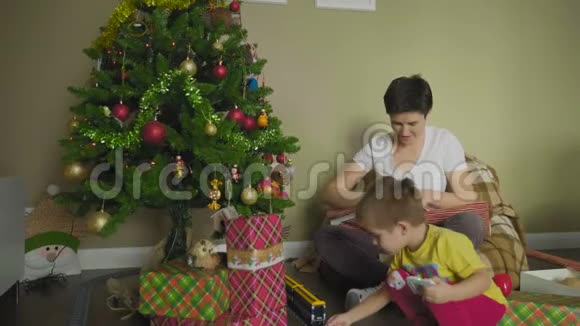 母亲和孩子为圣诞节包装礼物视频的预览图