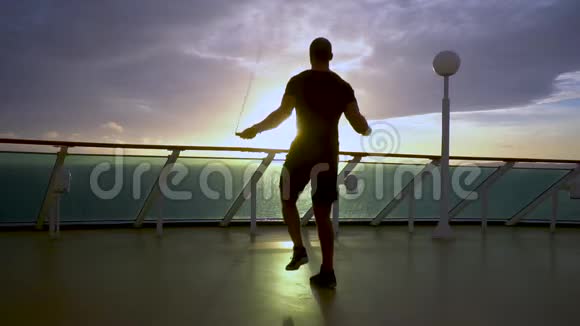 运动员用绳子跳的剪影转向日出视频的预览图