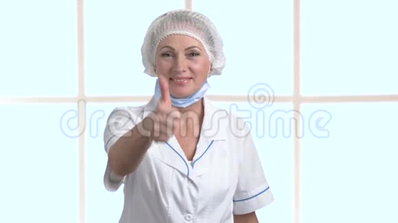 快乐女医生放弃拇指标志视频的预览图