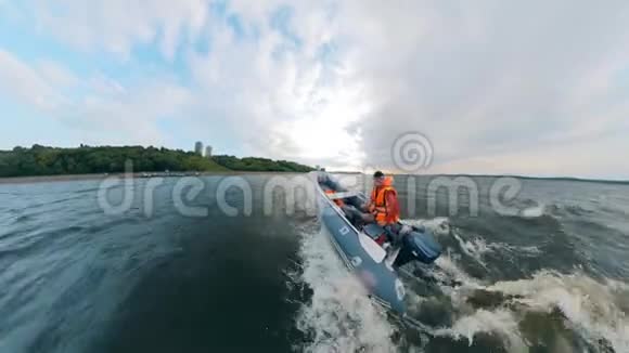 一名男子正乘坐一艘充气船沿海岸航行视频的预览图