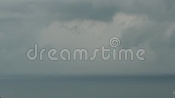 暴风雨般的天空笼罩着大海闪电的光芒笼罩着严酷阴云密布的天空视频的预览图
