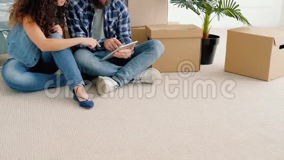 年轻夫妇的新公寓正在玩网络游戏视频的预览图