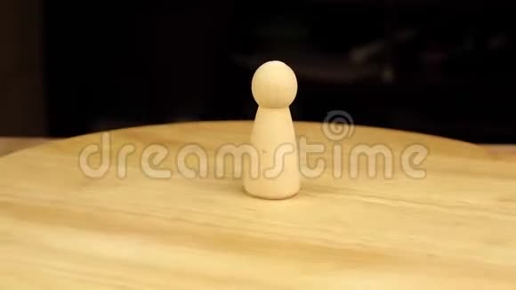 一个木头人在木平台上旋转360度视频的预览图