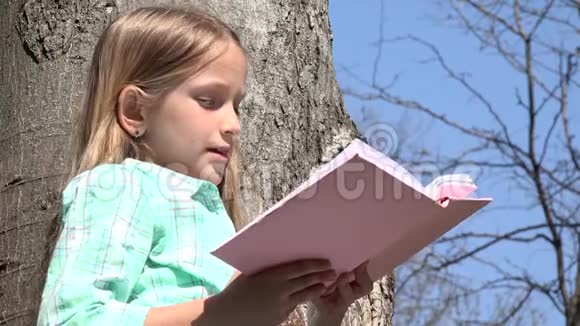 树木公园的儿童阅读自然户外的女学生阅读教育视频的预览图