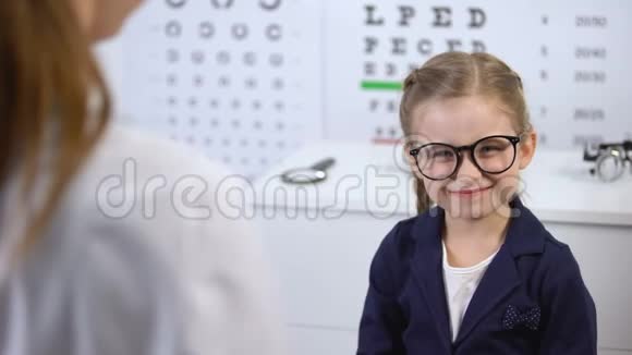 戴眼镜的快乐孩子根据医生推荐吃胡萝卜胡萝卜素视频的预览图