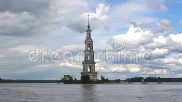 圣尼古拉斯大教堂钟楼被淹阴天俄罗斯卡利亚津视频的预览图