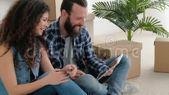 年轻夫妇在家看喜剧表演视频的预览图