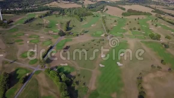 空中景观绿地和高尔夫球场4k视频的预览图