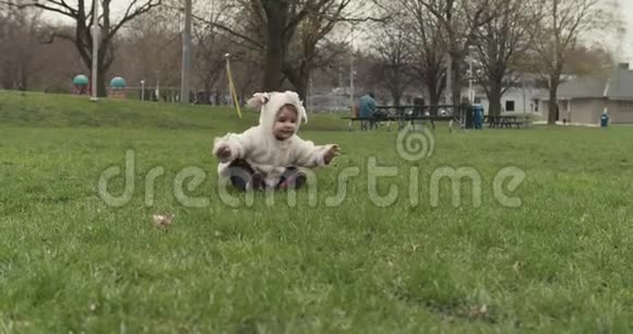 一个可爱的女婴穿着狗装傻乎乎的肖像视频的预览图