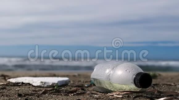 海洋生态系统模糊波浪运动背景下的塑料瓶垃圾视频的预览图