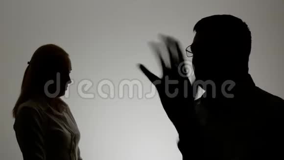 一男一女的剪影一场家庭争吵一个男人对一个女人大喊大叫用手做情绪上的手势视频的预览图