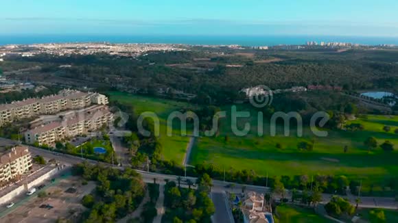 空中观景空的高尔夫球场令人叹为观止的日落照耀着高尔夫球场视频的预览图