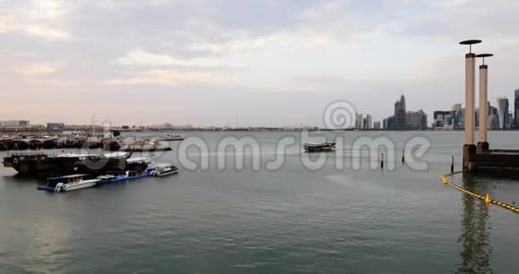 传统的阿拉伯小艇缓缓驶入港口视频的预览图