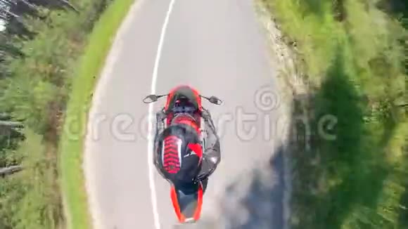 骑摩托车的司机俯视图视频的预览图
