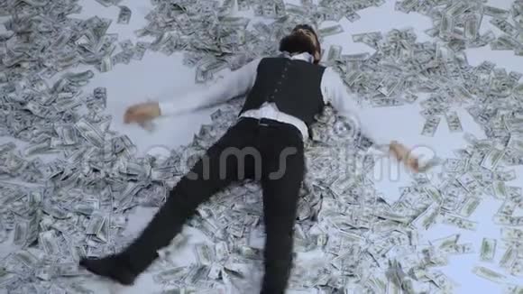 商人百万富翁亿万富翁留胡子的人有很多钞票商人躺在钞票里银行概念视频的预览图