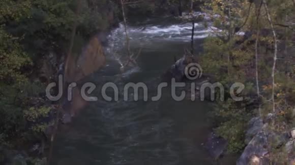 佐治亚州塔鲁拉峡谷6K随着塔鲁拉河上的流水向下倾斜视频的预览图