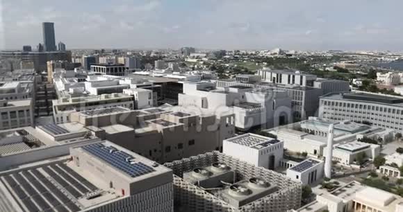 阳光明媚的一天多哈城市屋顶和西湾背景视频的预览图