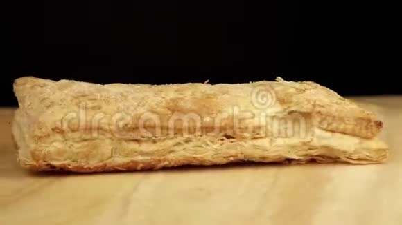 甜饼在木制背景下旋转360度视频的预览图