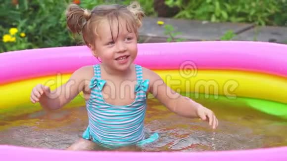 一个孩子在充气游泳池里游泳视频的预览图