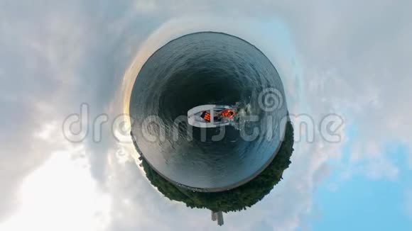 驾驶快艇航行者360度全景图视频的预览图