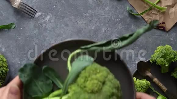 雌性手拿着盘子里的花椰菜视频的预览图